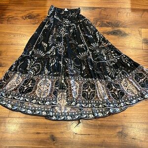 Odd Molly stunning skirt! Button up front split. Synthetic, piping detail.